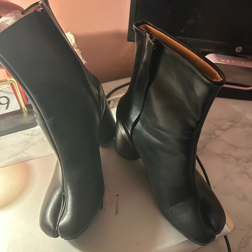 Tabi inspired boot